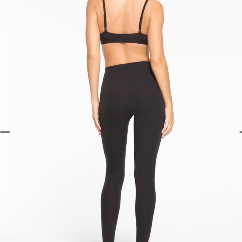 SKIMS Buttery Soft Fits Everybody Black Leggings - Picture 3 of 11